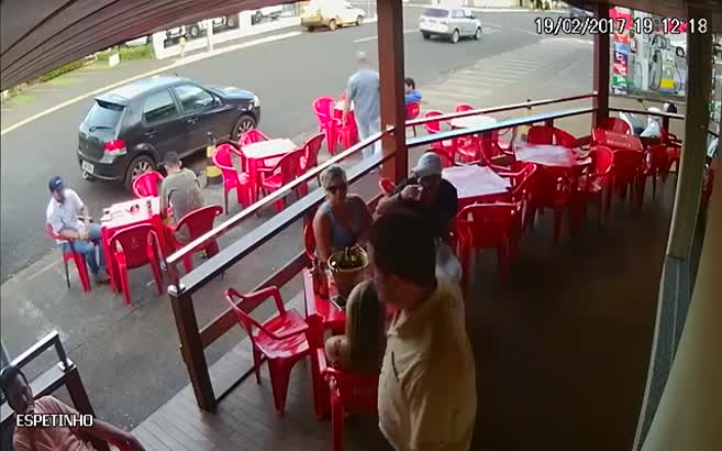 Kocasını suçüstü yakalayan kadın acımadı