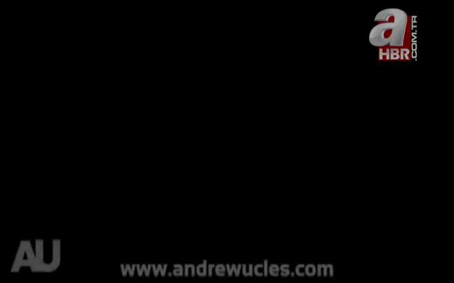 Timsahla Hindistan cevizi kıran adam