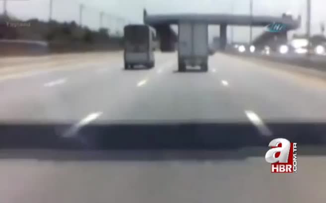 Otomobil alt yola düştü!