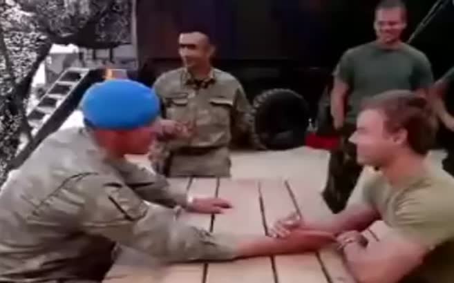 Türk askeri ile Hollanda askeri bilek güreşi yaparsa...