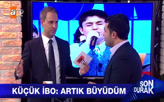 Yıllar sonra canlı yayında şarkı söyledi