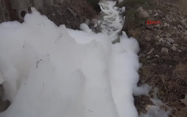 Niğde sokaklarında yine esrarengiz köpük