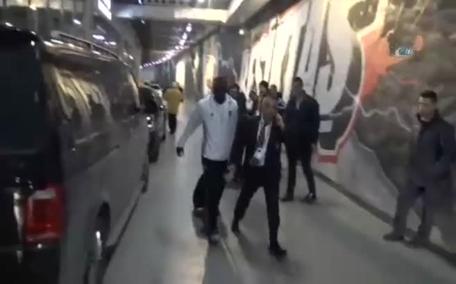 Aboubakar takım otobüsünü beklemeden stadı terk etti