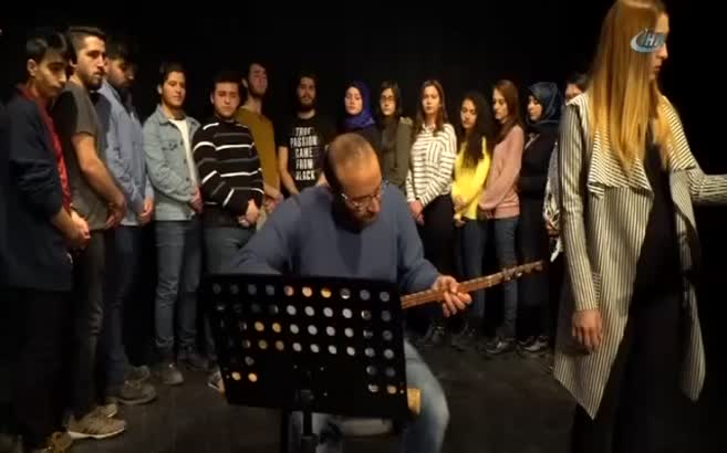 Piyano çalarken korkan adam videosunun yerli versiyonu