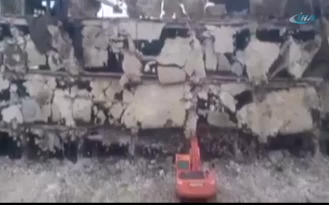 Bina iş makinesinin üzerine çöktü
