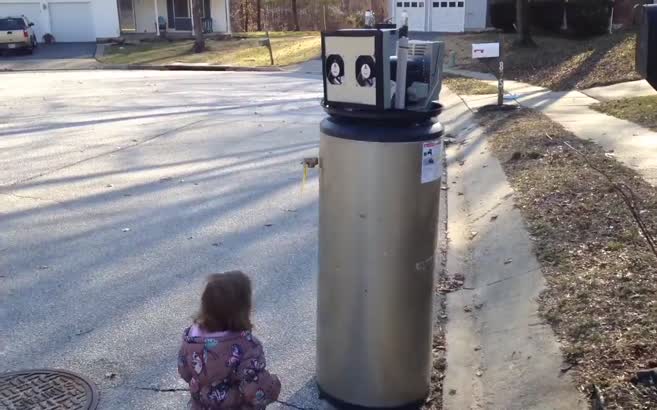 Çöpe atılmış şofbeni robot zannedince...