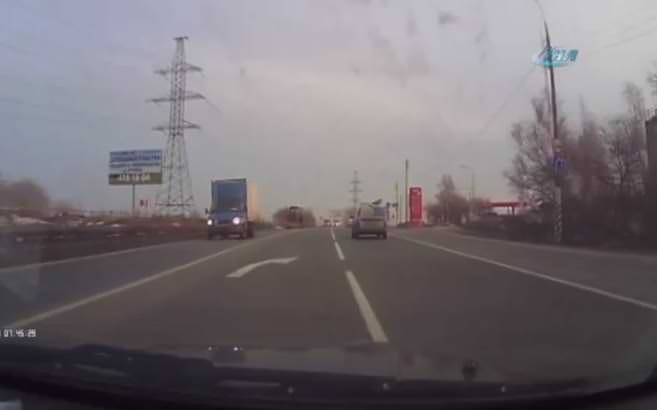 Dev lastik kadın sürücüyü teğet geçti