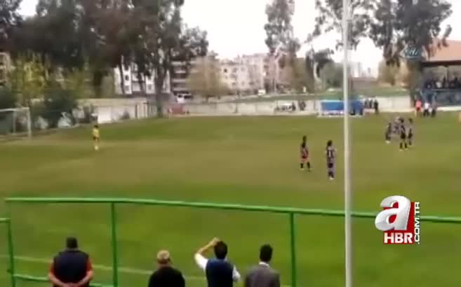 Futbol sahalarında görülmeyen olay! Top 15 dakika boyunca kalecide kaldı...