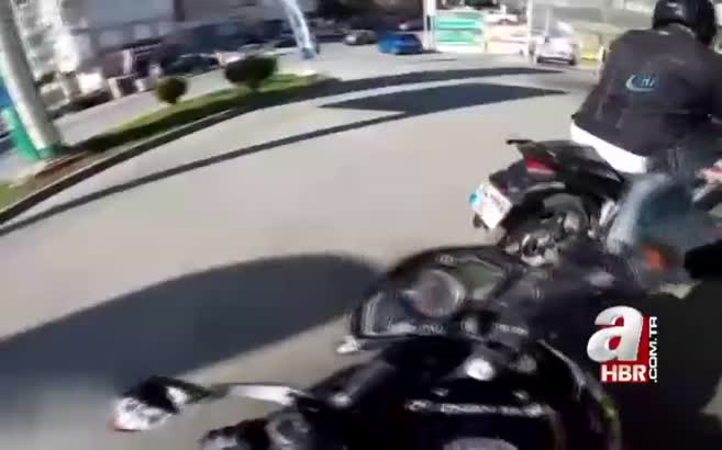 Motosiklet kamyona arkadan böyle çarptı!