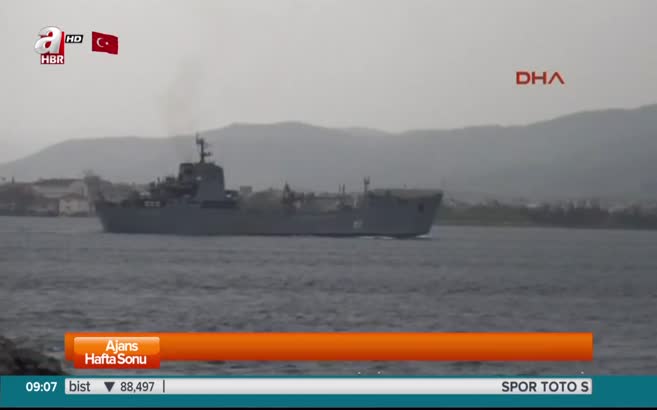 Rus savaş gemisi Boğaz'dan geçti