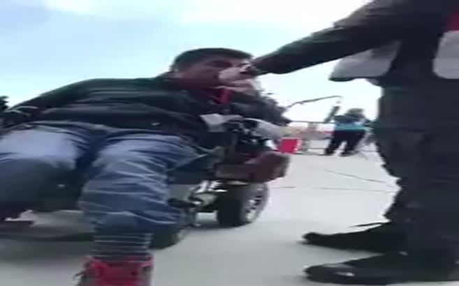 Yenikapı'ya gelen engelli vatandaşla kumanyasını paylaşan polis