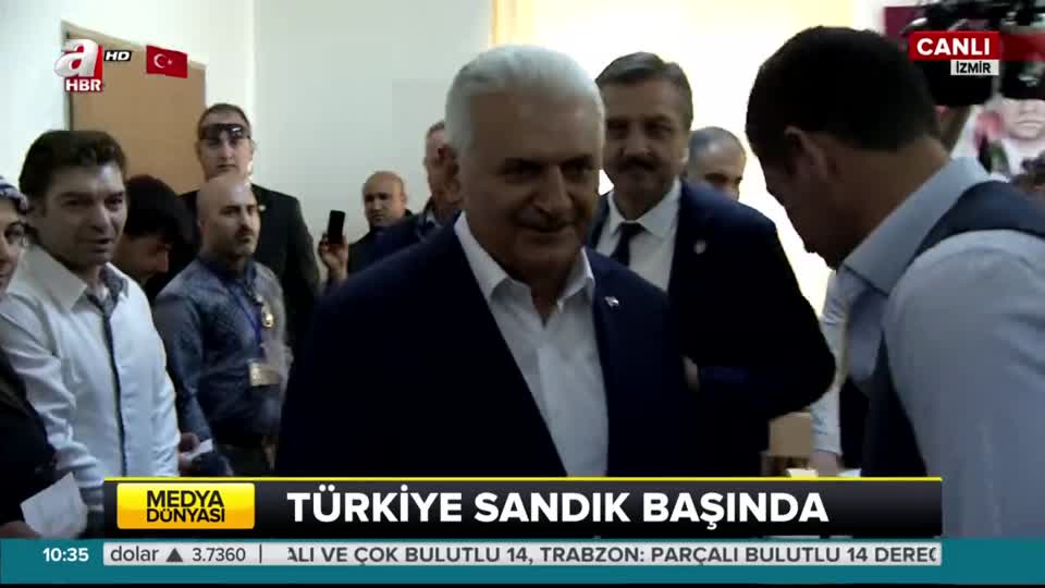 Başbakan Binali Yıldırım İzmir'de oyunu kullandı