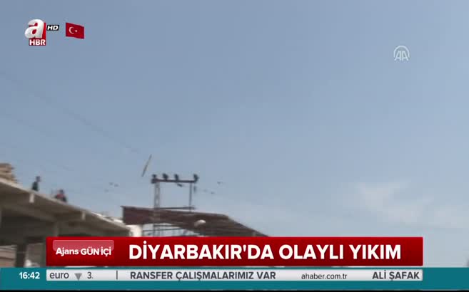 Polise binalardan kalas attılar