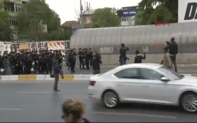 Mecidiyeköy'de Taksim'e yürümek isteyen gruba müdahale