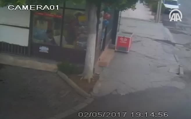 Kanalizasyona düşen çocuğu babası kurtardı