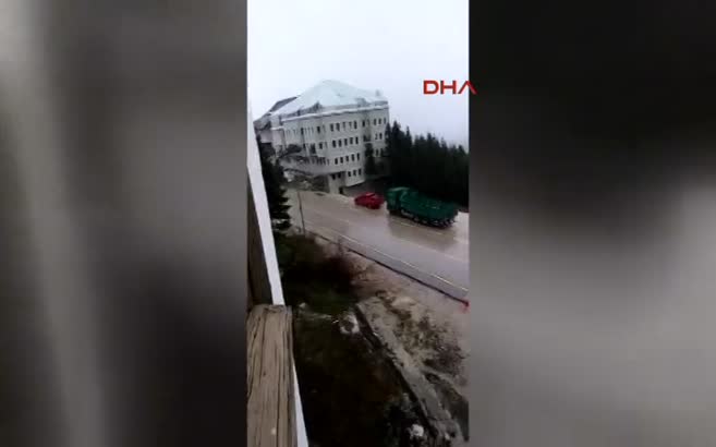 Ali Ağaoğlu'nun Uludağ'daki otelinin kaçak bölümleri yıkılıyor