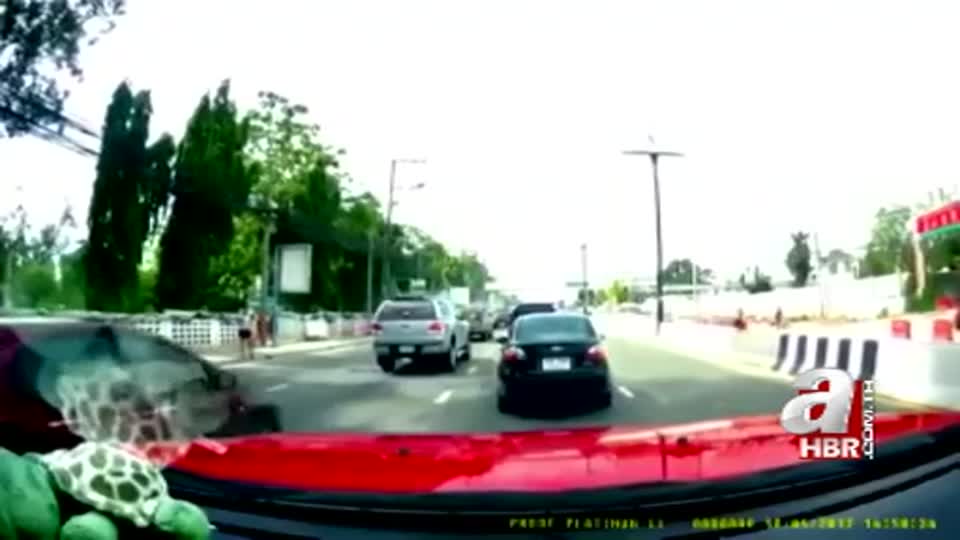 Dikkatsizliğinin bedelini canıyla ödüyordu! Feci kaza kamerada