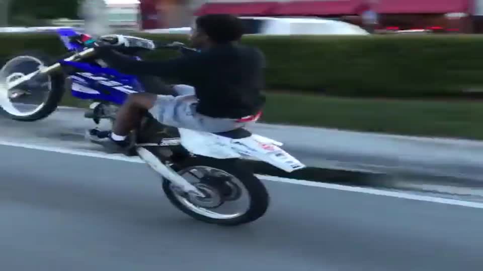 Tek tekerlek üzerinde çılgın şov!