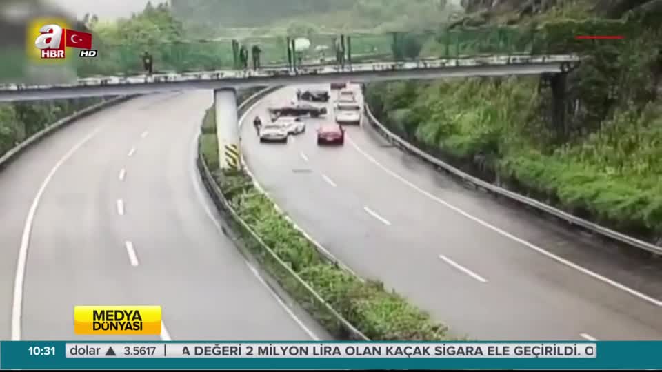 Tanker araçların üzerine devrildi