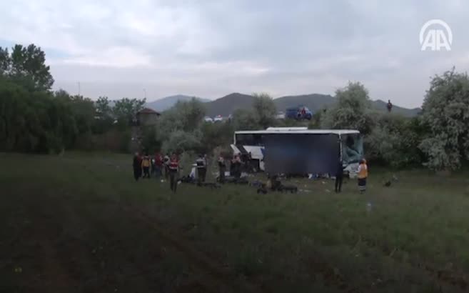 Kalecik'te yolcu otobüsü devrildi