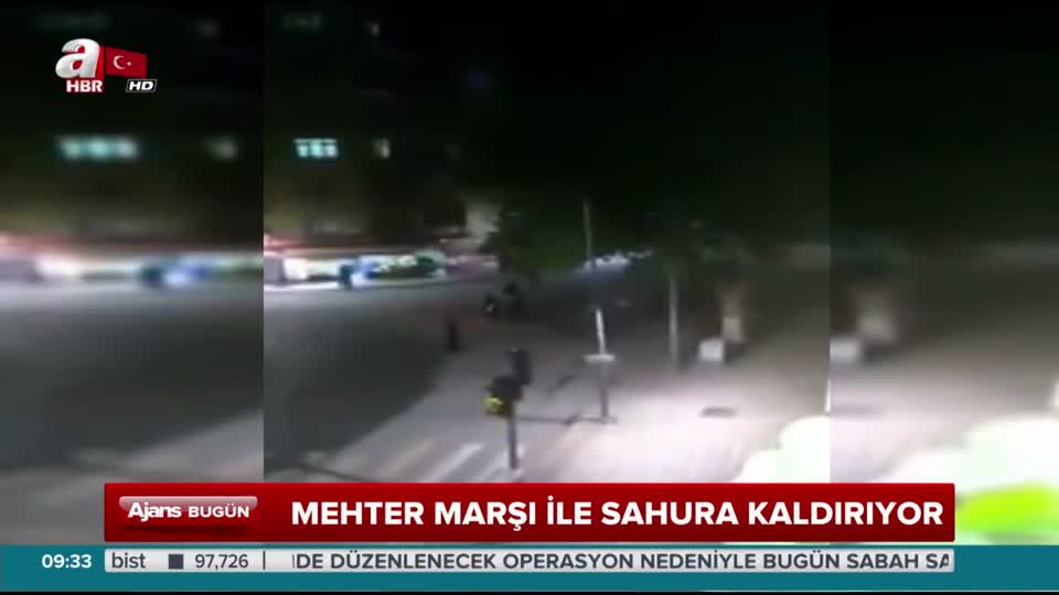 Çılgın davulcu! Mehter marşıyla sahura kaldırıyor