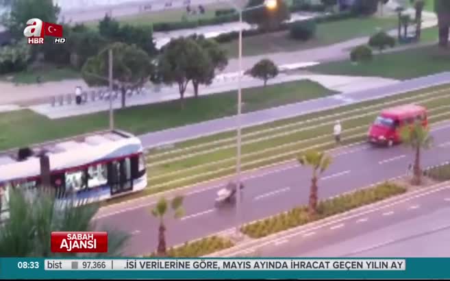 Tramvayı, namaz kılan adamı rahatsız etmemek için durdurdu