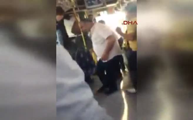 Küçükçekmece'de metrobüs şoförü ile tartışan kişi silah çekti