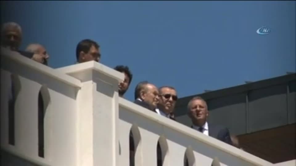 Erdoğan yeniden yapılan okulunu ziyaret etti