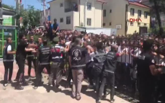 Yüzlerce kişi içeri girmek istedi! Jandarma havaya ateş açtı