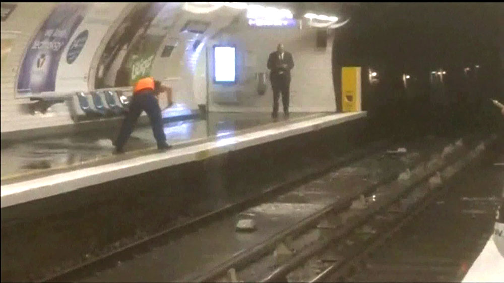 Paris metrosu su altında kaldı