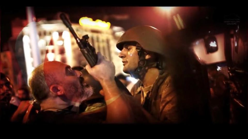 Darbeciler iletişim merkezini bastı