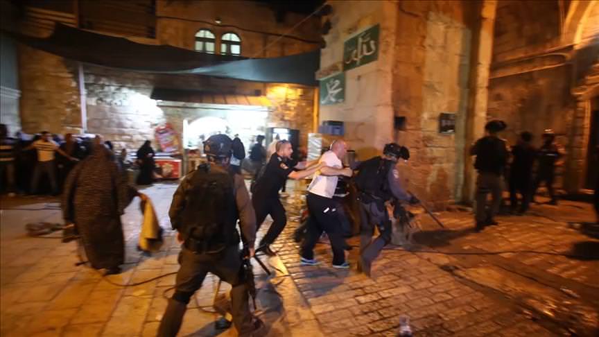 İsrail polisi, Aksa'nın Aslanlı kapısı önünde toplanan Filistinlilere müdahale etti
