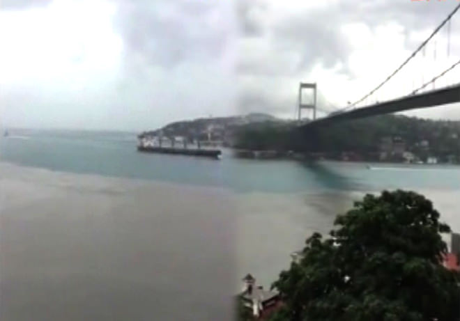 İstanbul Boğazı renk değiştirdi