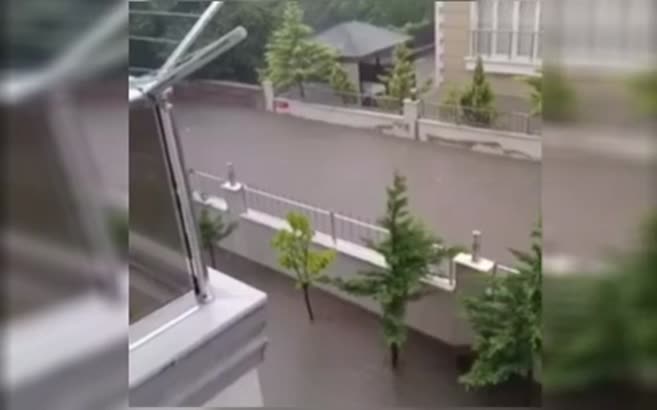 Sokaklar su altında kaldı