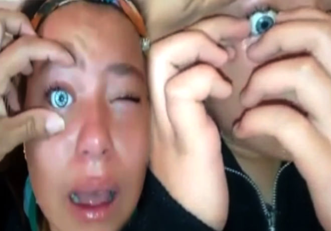 Oyuncak bebeğin gözünü çıkardı kendine gözüne taktı(!) +18