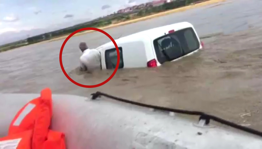 İstanbul'da akıntıya kapılan adam son anda kurtarıldı