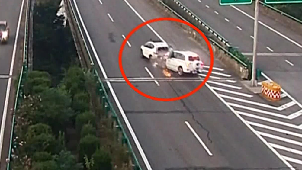 Otoyolda aniden durdu kazaya sebep oldu