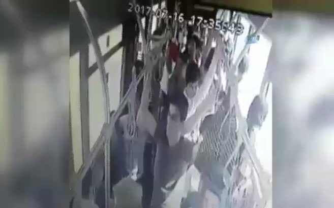 Halk otobüsünde askerlere dayak