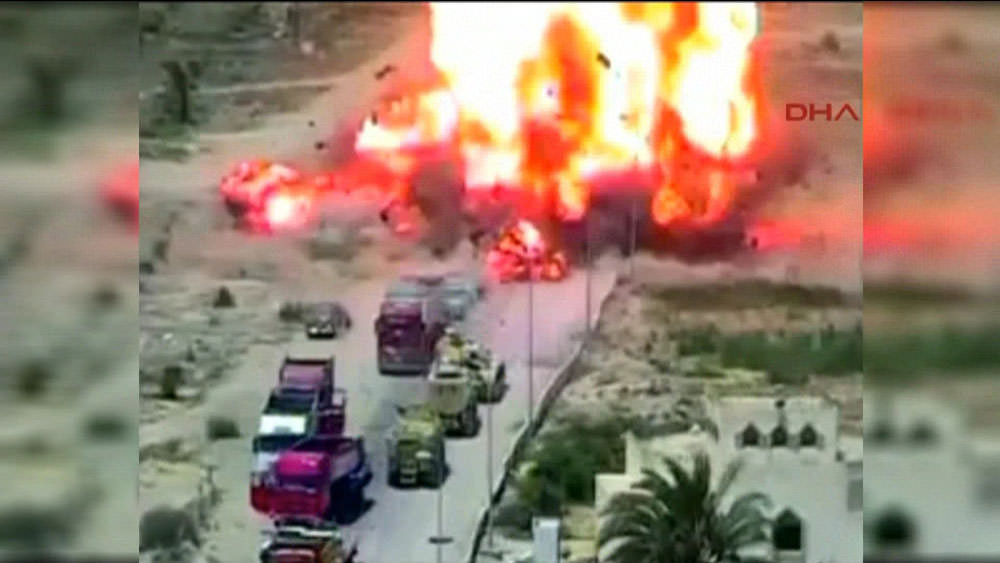 Tank bomba yüklü aracı ezdi! Patlama anı kamerada