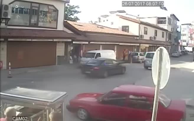 Genç kız drift yapmaya kalktı sonu kötü bitti