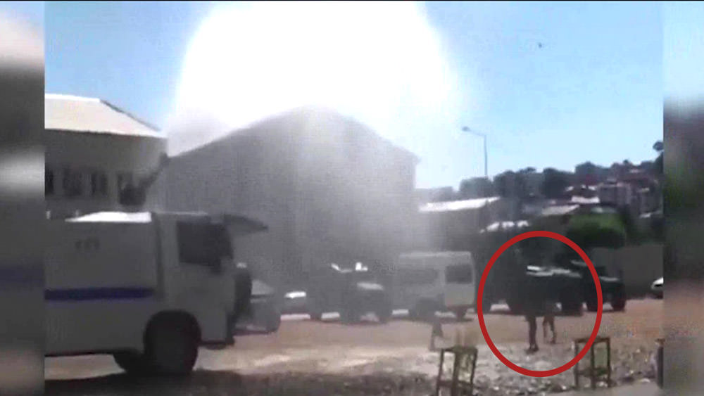 TOMA sıcaktan bunalan çocukları serinletti