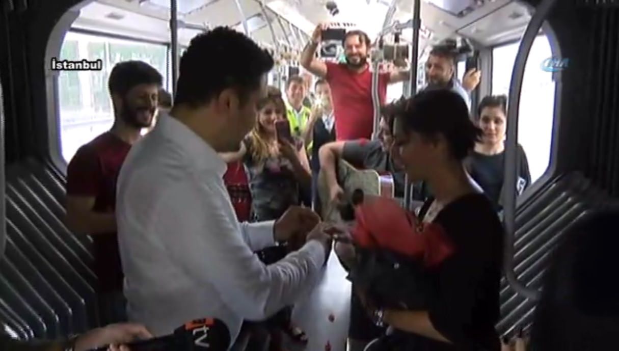 Metrobüste sürpriz evlenme teklifi