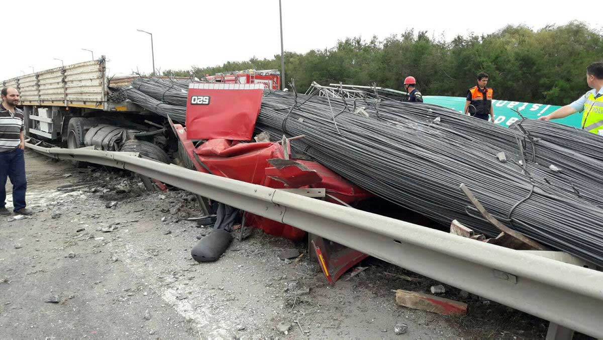 TEM'de demir yüklü TIR devrildi: 1 ölü
