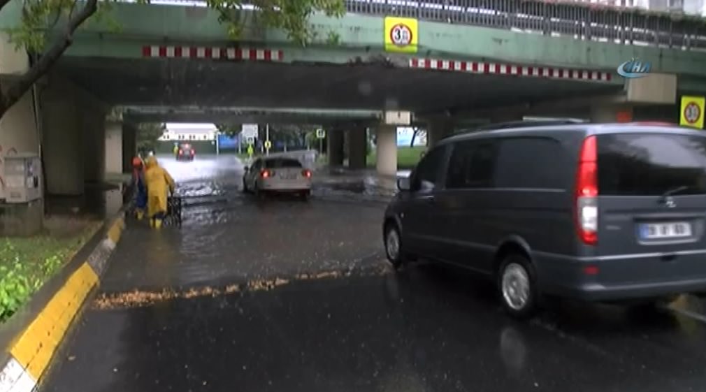 İstanbul'da yollar göle döndü