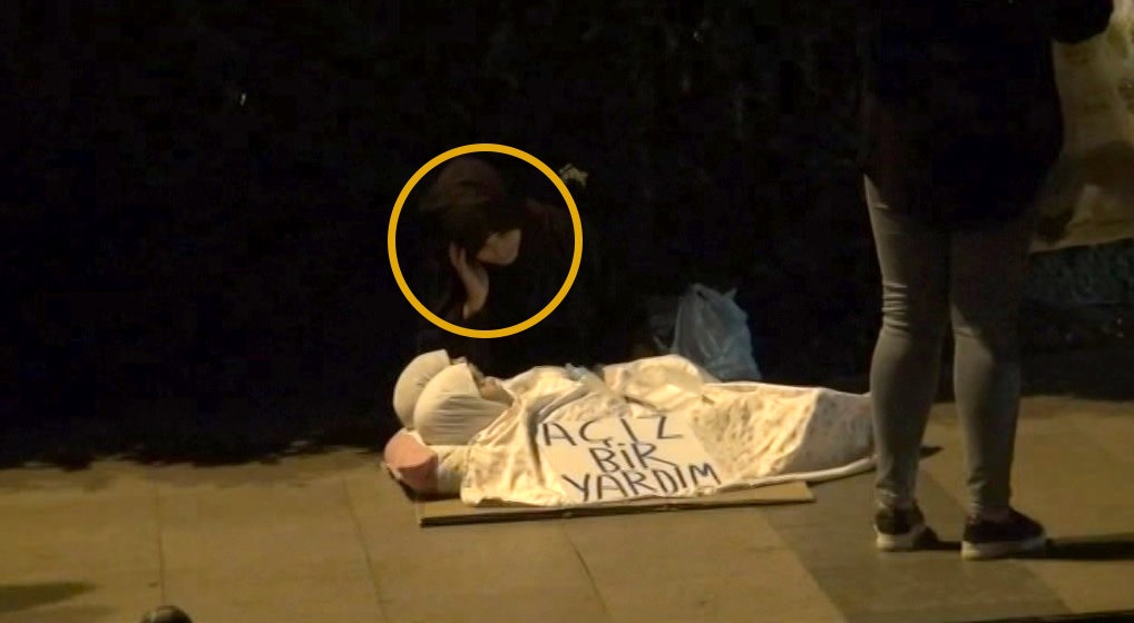 Düzenbaz dilenci oyunu ortaya çıkınca kameraya saldırdı