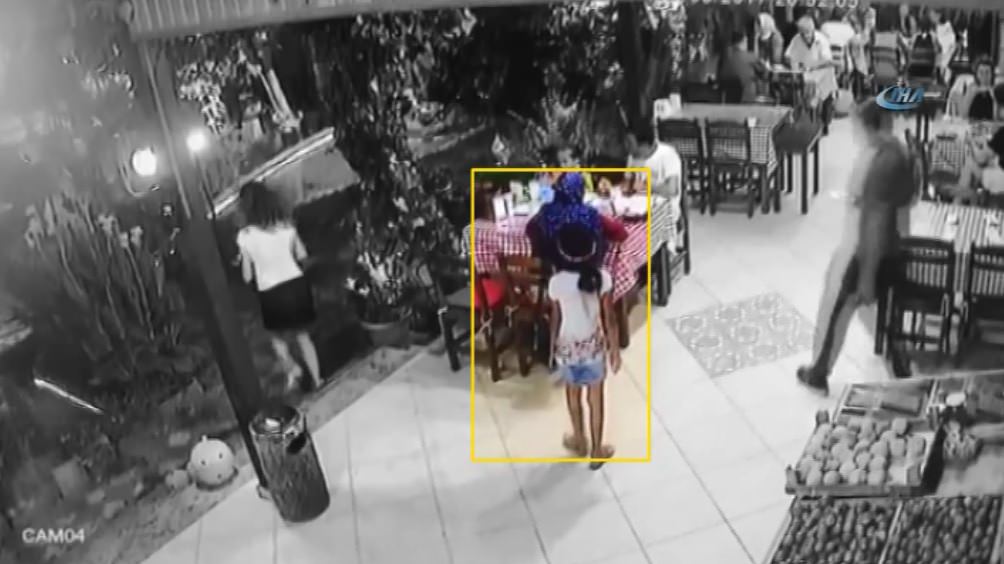 Çocuklarına yankesicilik yaptırdılar! O anlar kamerada