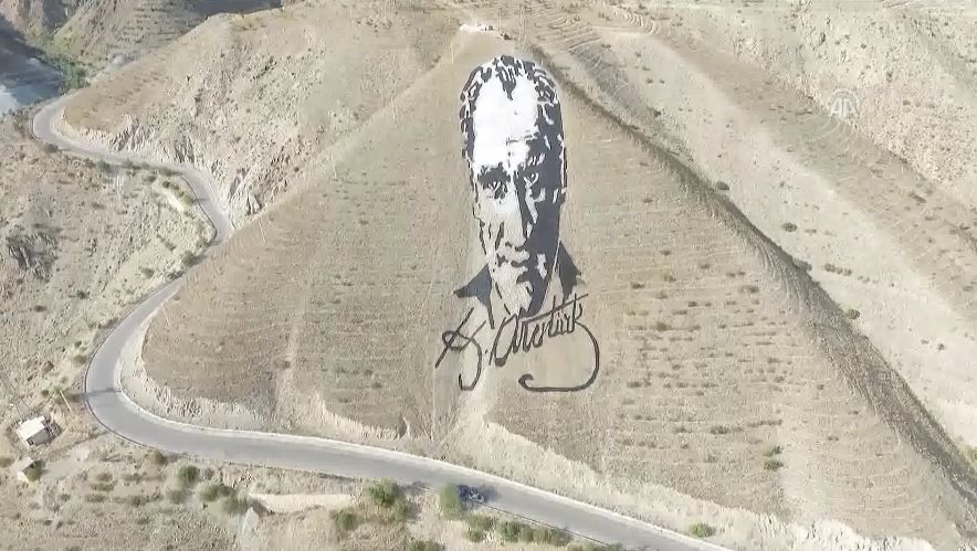 Dev Atatürk portresi onarılıyor