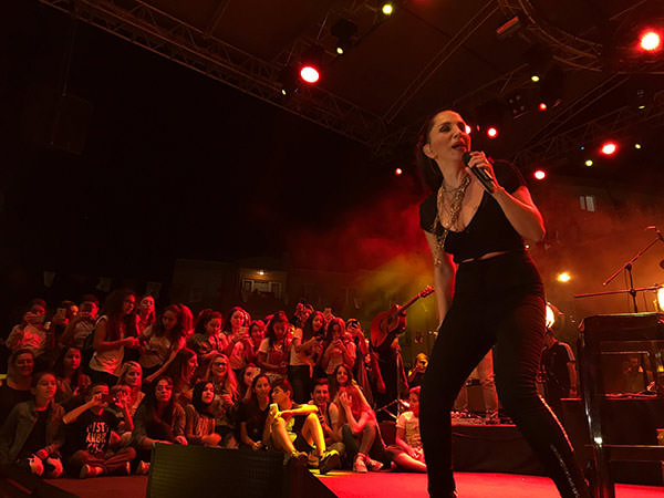 Sertab Erener Çatalca Belediye Başkanını sahneden kovdu