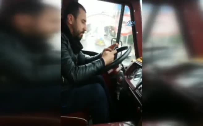 Minibüs şoförü seyir halindeyken gözünü telefondan ayıramadı