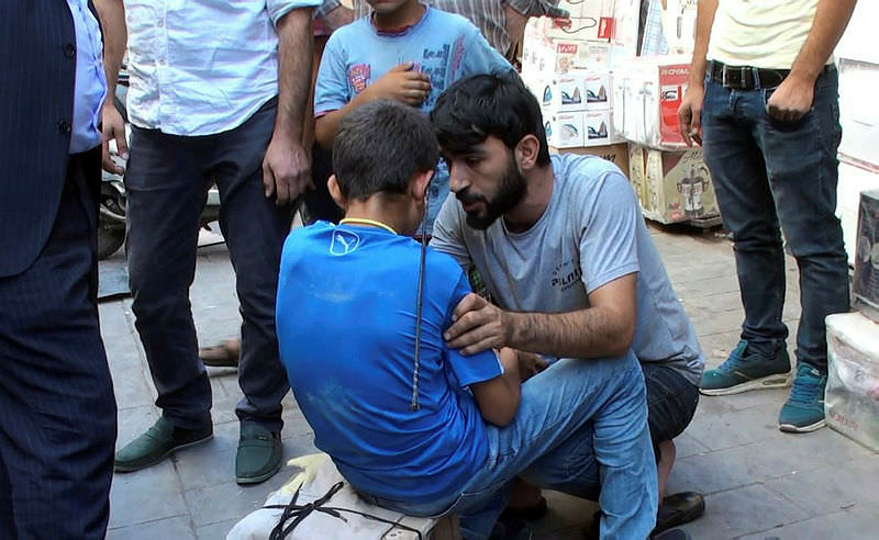 Korkunç olay! Kardeşinin kulağına kebap şişi sapladı